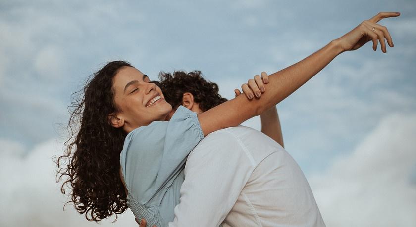 「擁抱」能消除壓力讓人變美？日本研究：每天「這樣做」也能讓幸福賀爾蒙激增