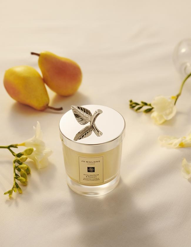 Jo Malone London 英國梨與小蒼蘭香氛工藝蠟燭 年度限量版，200g，2,800元。