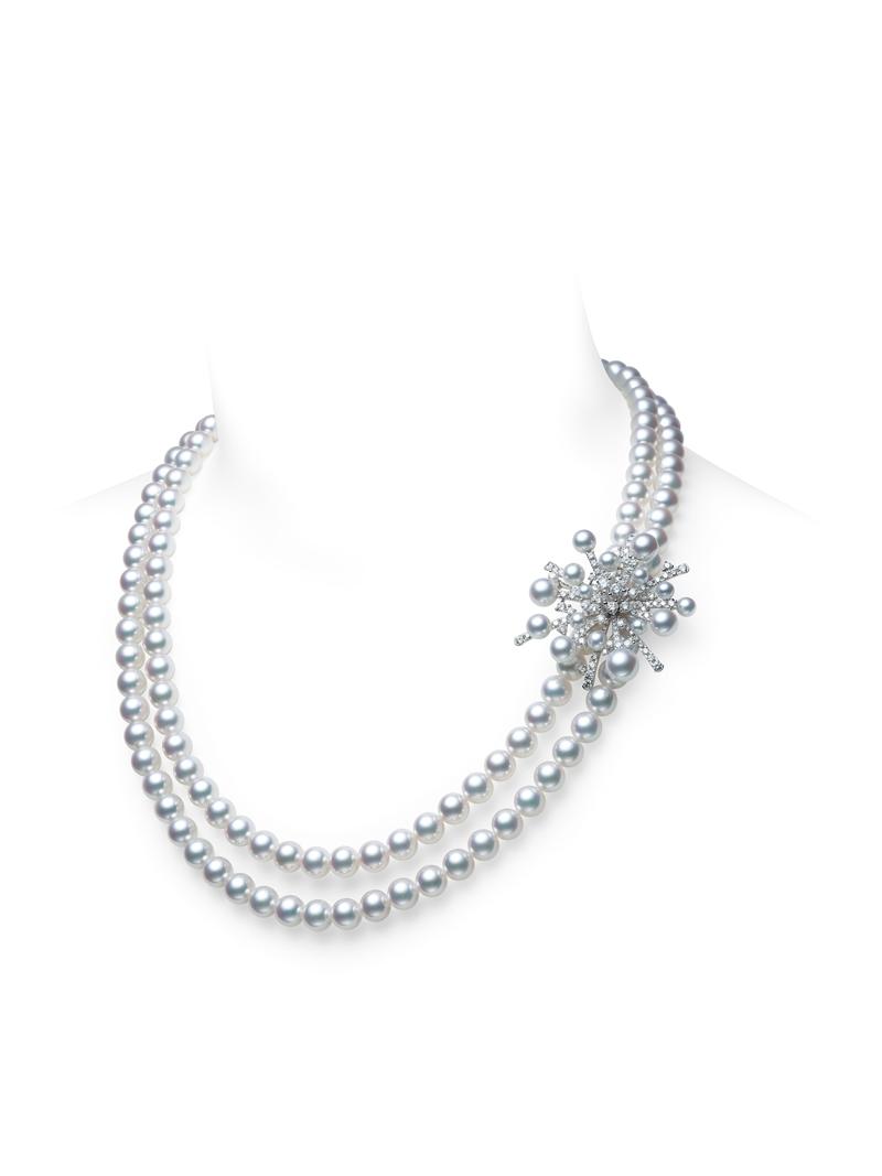 Mikimoto Splash系列珍珠串鍊、胸針，1,730,000元。（台北101提供）