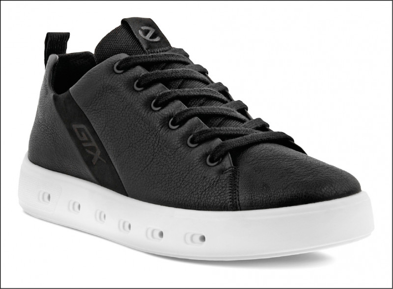 STREET 720黑色防水男款休閒鞋，7,380元。