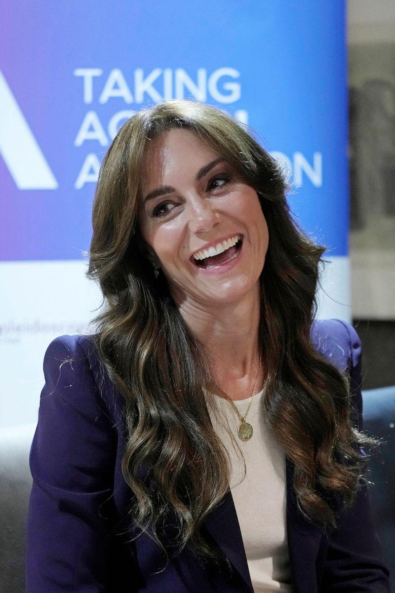 凱特王妃的墜鍊出自Daniella Draper的設計，上頭還刻著三個孩子的名字首字母。（路透）