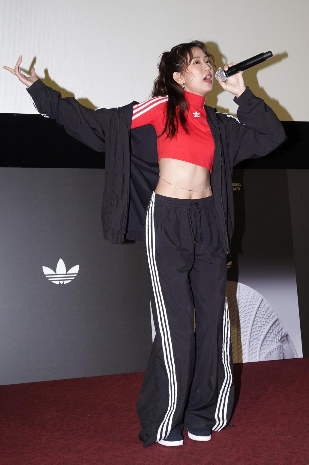 為力挺adidas Originals三葉草活動，她現身同時先來一場「小型演唱」。