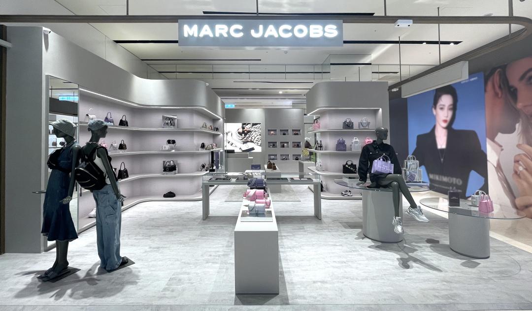 MARC JACOBS全新概念店以灰色調為主，塑造質感優雅的購物氛圍。