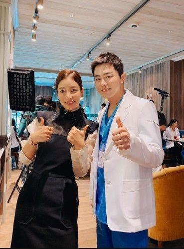 《機智醫生》李翊晙前妻奇恩世戲外也離婚了！恢單後大街「中空」耍辣內衣任人看