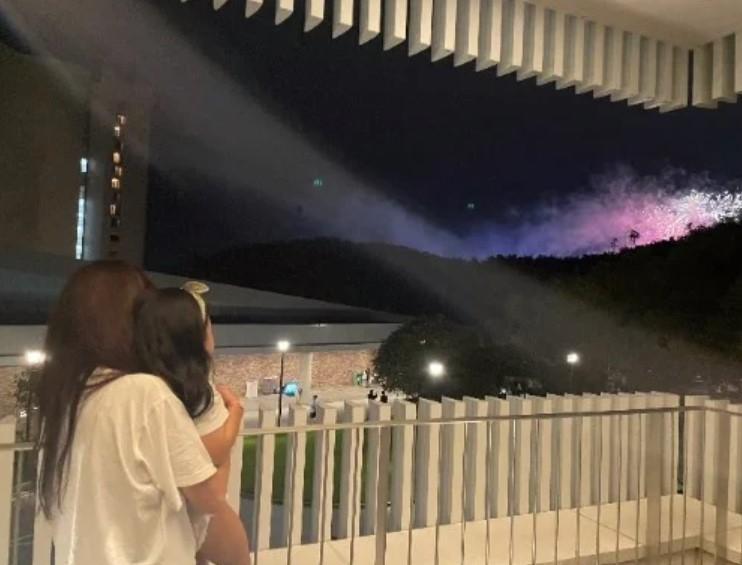 崔智友和女兒一起看月亮，畫面溫馨。