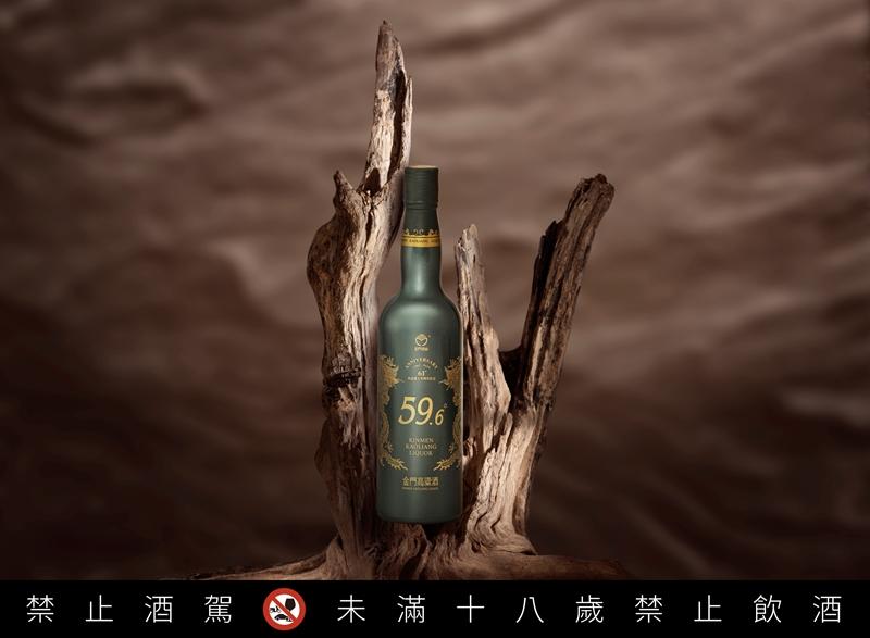 「限量泰坦灰大師源酒」為該系列第三部曲，酒精濃度59.6度，600ml，1,000元。（黑松提供）