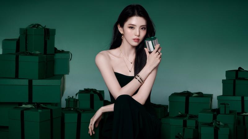 韓素希為代言珠寶品牌BOUCHERON拍攝耶誕佳節形象大片。（BOUCHERON提供）