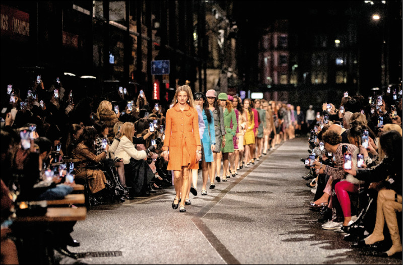 香奈兒2023／24 Métiers d'art工坊系列，選在英國曼徹斯特北區的湯瑪士街（Thomas Street）舉行。