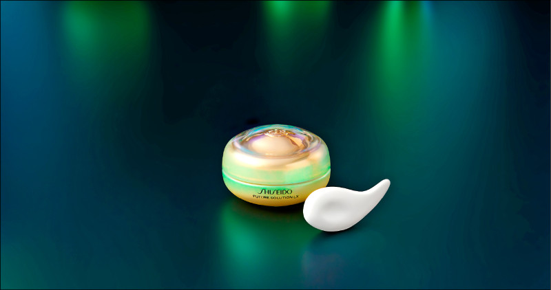 資生堂極上御藏傳奇眼霜 15m／9,800元 資生堂推出全新「極上御藏傳奇眼霜」，延續該系列關鍵成分傳奇延命草、綠鑽絲，並新添加頂級阿古屋珍珠精華提亮眼周，還特別以日本皇室三大神器之一「八尺瓊勾玉」為靈感，使用溫潤白瓷打造「陶瓷勾玉眼部按摩器」，可搭配按摩眼周穴道使用。