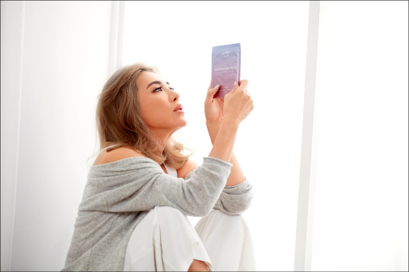 小禎抓準空檔就會敷面膜勤保濕。