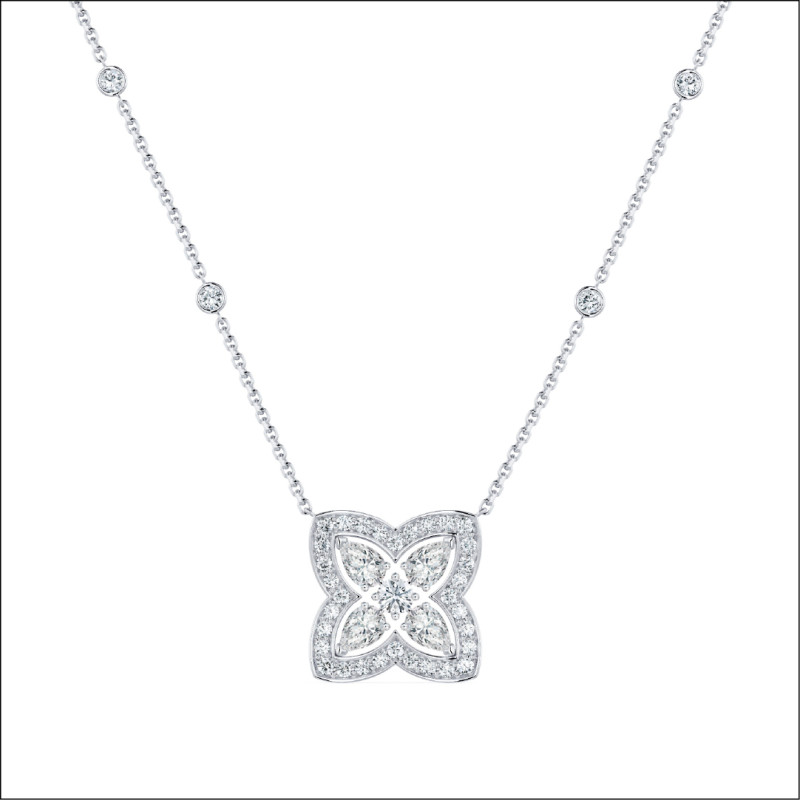 De Beers Enchanted Lotus 18K白金鑽石吊墜項鍊，372,000元。