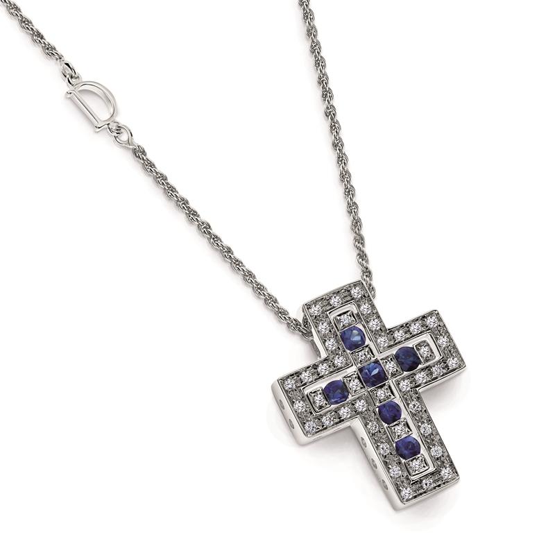 DAMIANI Belle Époque Cross 18K白金鑽石與藍寶石十字架項鍊，203,500元。（DAMIANI提供）