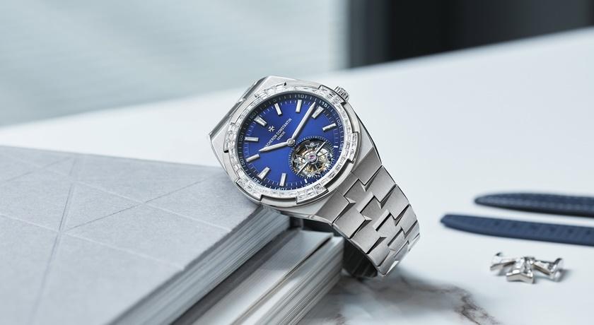 江詩丹頓Overseas系列首推白金錶殼搭藍色錶盤！長階梯形切割鑽石淨度零瑕疵
