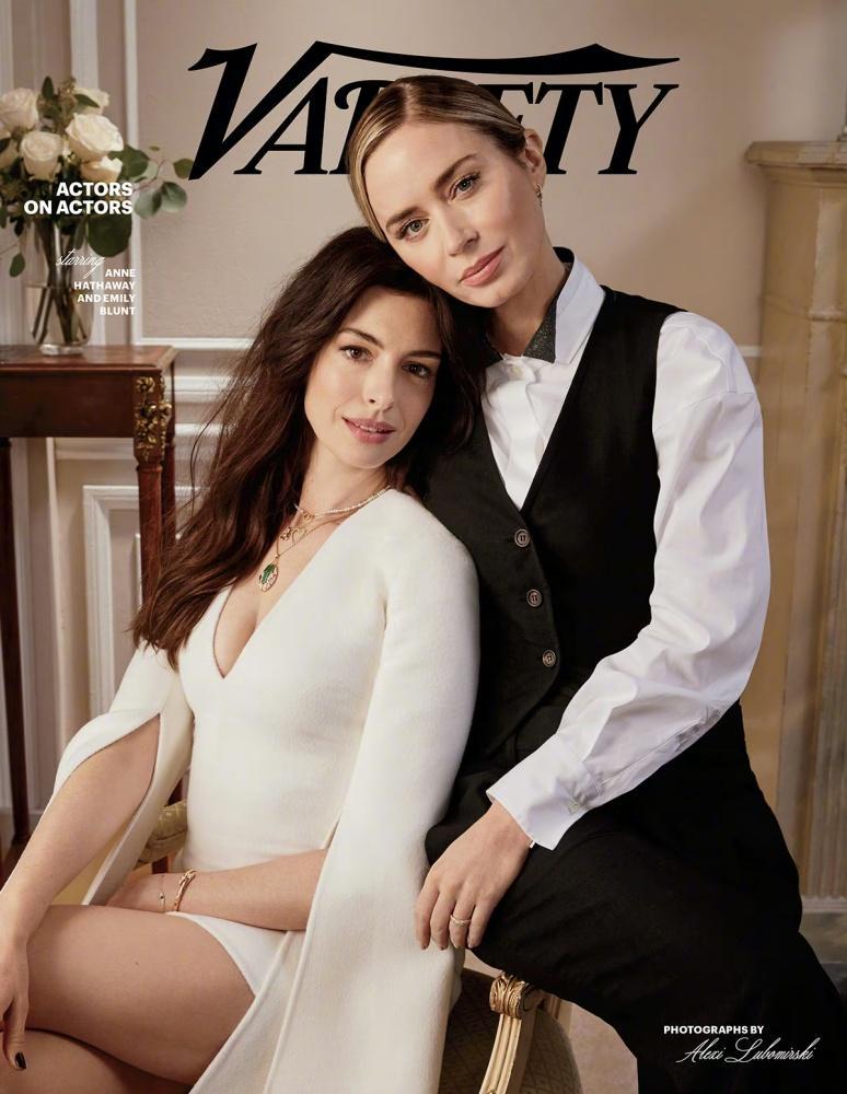 《Variety》雜誌日前邀來Anne Hathaway與Emily Blunt兩位女星同框對談。