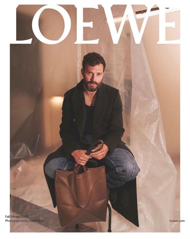 Jamie Dornan曾登上Loewe 2023年秋冬男裝形象大片。