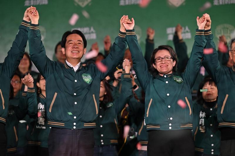 昨晚確認賴清德、蕭美琴贏得總統大選後，兩人再度身穿綠色飛行夾克登台。（記者塗建榮攝）