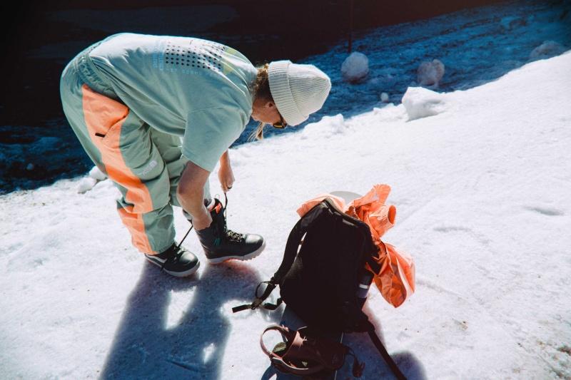 The North Face雪服以亮橘色搭上迷霧綠色吸引目光。