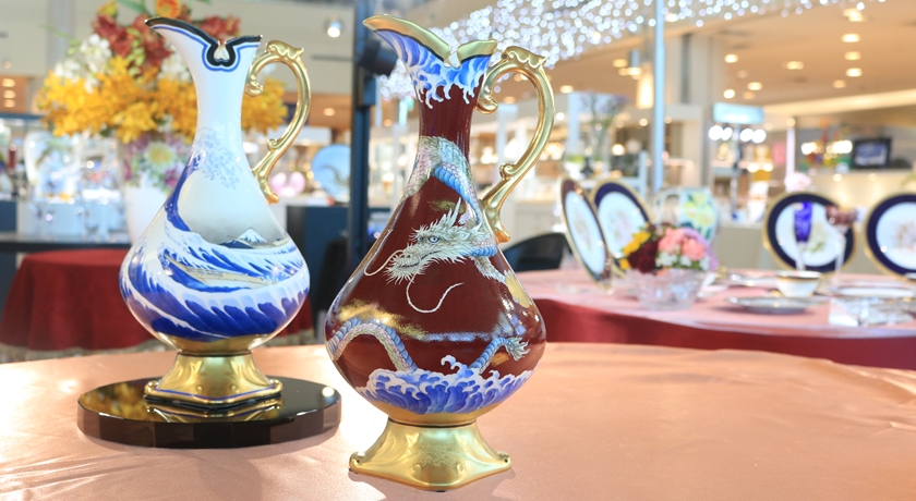 花瓶上彩繪的竟是葛飾北齋畫作！日本皇室瓷器每件都像藝術品