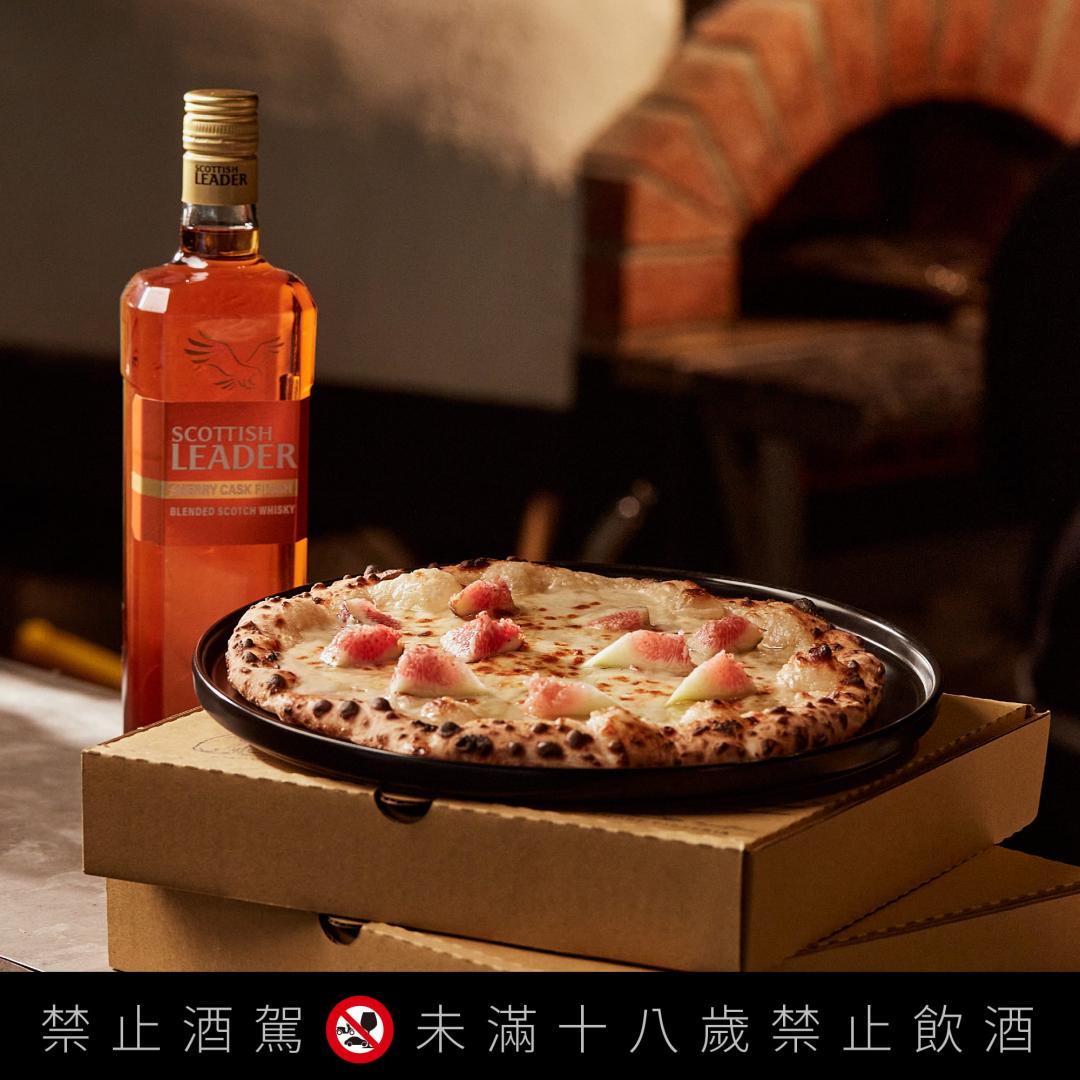 Amore Pizzeria Napoletana愛手工窯烤披薩的蜂蜜起司佐威士忌披薩以威士忌奶醬、熔岩莫札瑞拉起司和蜂蜜共譜美味交響曲，可加購無花果配料。（仕高利達提供）