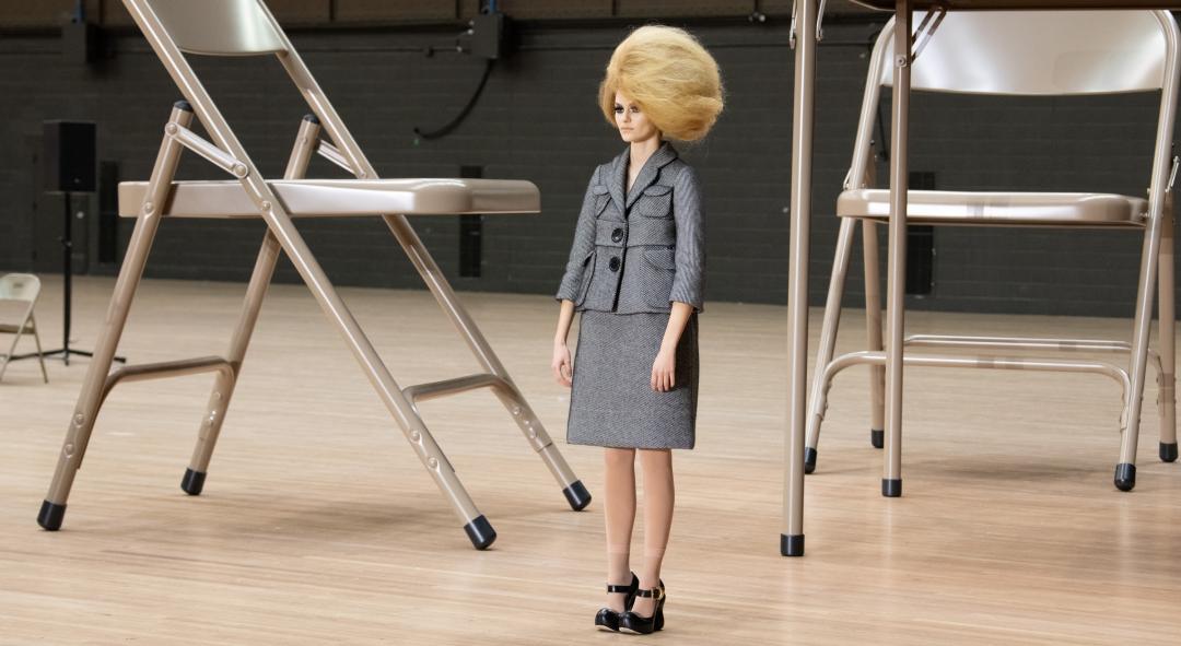 MARC JACOBS 40週年秀讓模特兒變身紙娃娃！穿梭巨大課桌椅的超現實風格掀討論