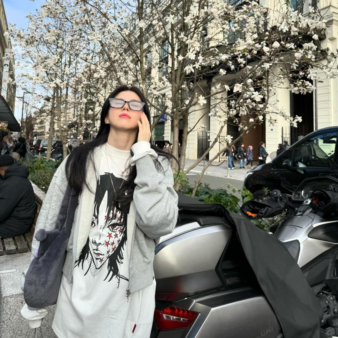 飛往巴黎挺代言品牌，韓素希趁空檔放風，隨興穿著卻外溢明星風采。