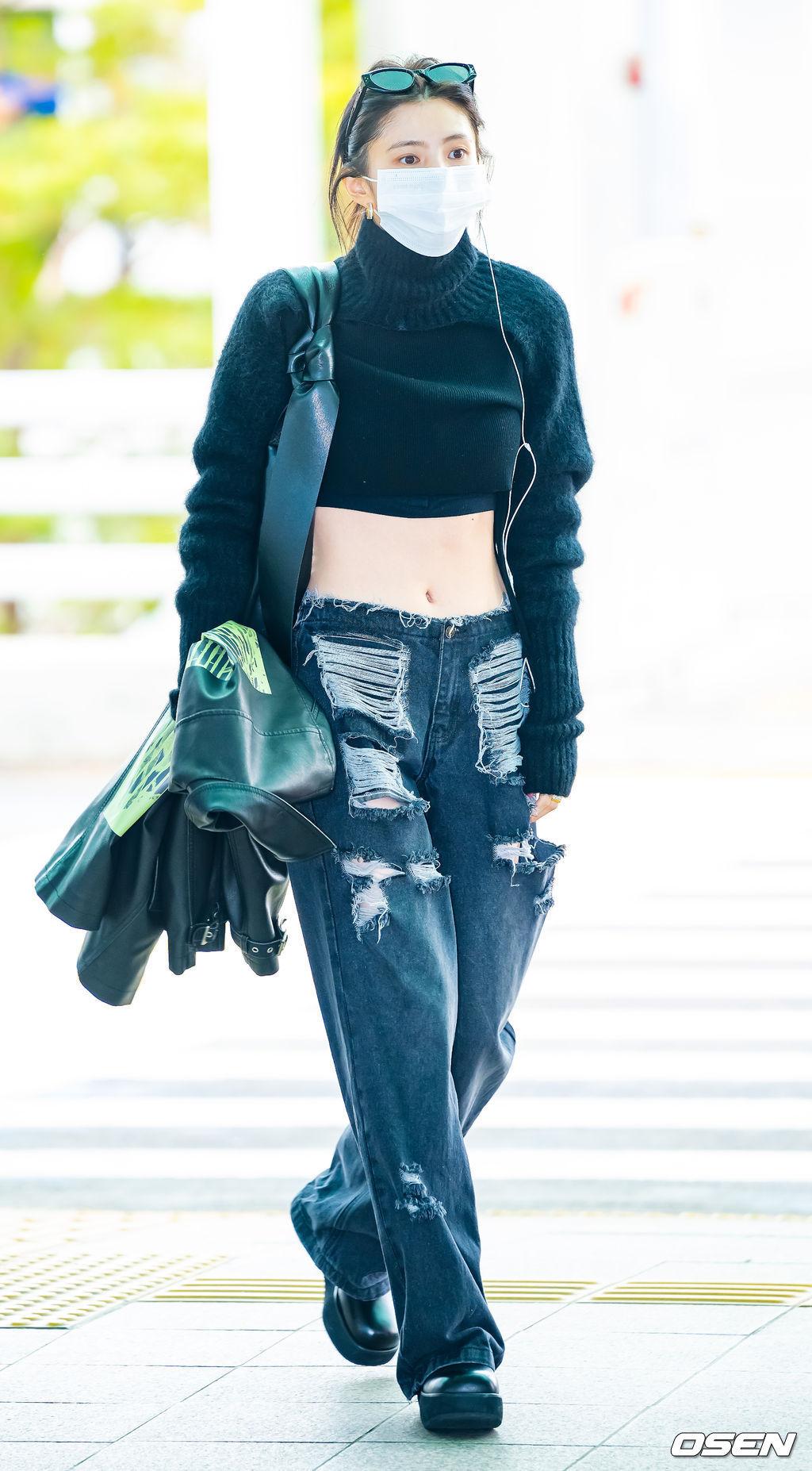 此行飛往巴黎時，韓素希穿中空造型現身機場，但她登機前竟都待在兒童娛樂室陪陌生小孩玩。