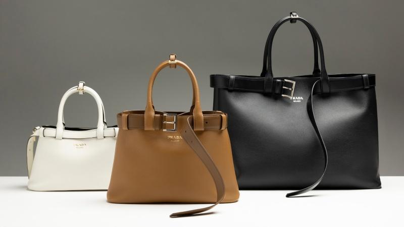 Prada Buckle推出三種尺寸與豐富色彩選項。（品牌提供）