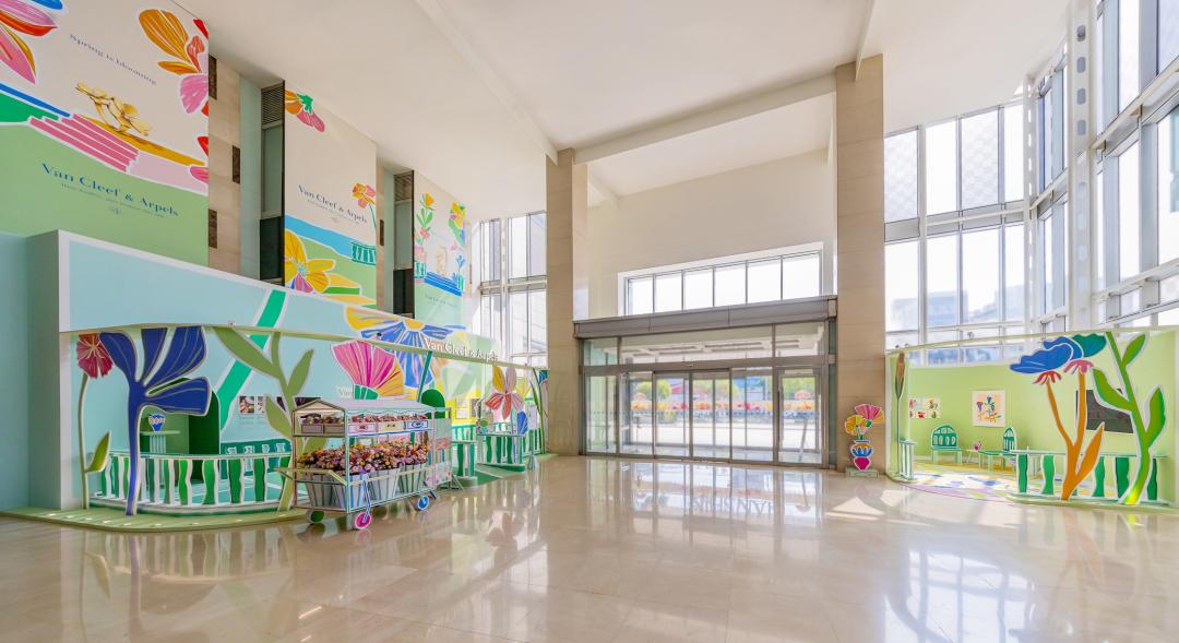 梵克雅寶在高雄巨蛋打造春日花園展覽空間，即日起至4月8日登場。(梵克雅寶提供，以下同)