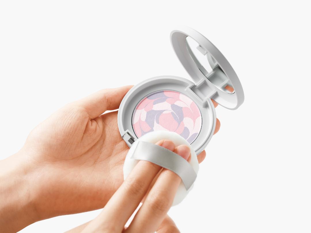 輕紗光透蜜粉餅(蕊心附專用粉撲）580元+專用粉盒300元。