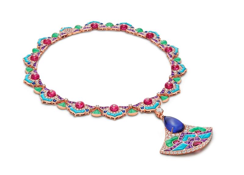Arabesque Mosaic阿拉伯紋馬賽克彩寶項鍊，玫瑰金、坦桑石、紅碧璽、鑽石、碧璽、藍寶石、紫水晶。（BULGARI提供）