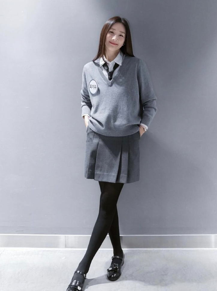 崔智友凍齡有術，穿上高中制服也無違和感。(翻攝自IG，以下同)