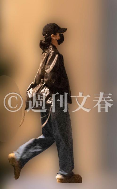 Kazuha被週刊拍到在東京約會，一身時髦私服造型意外成為網友們的焦點。（截自X）