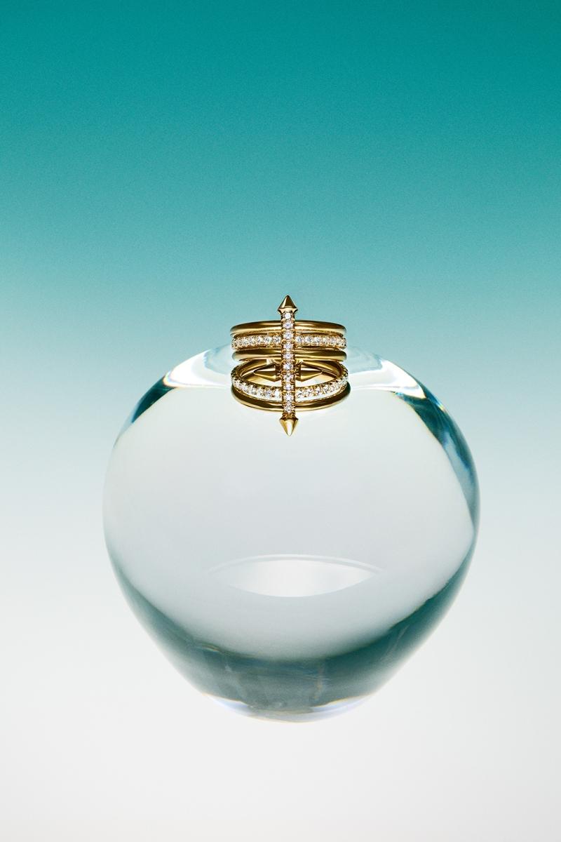 Tiffany Titan by Pharrell Williams系列以三叉戟結構為主題，散發前衛個性感。（Tiffany & Co.提供）