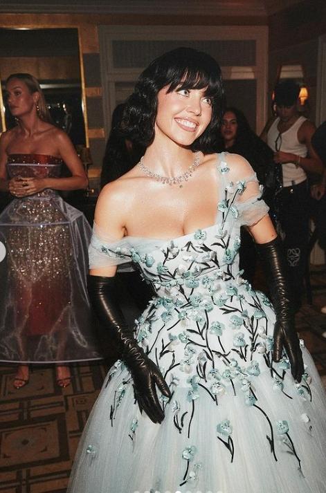 席德妮史威尼出席今年Met Gala，一頭黑髮優雅造型現身。