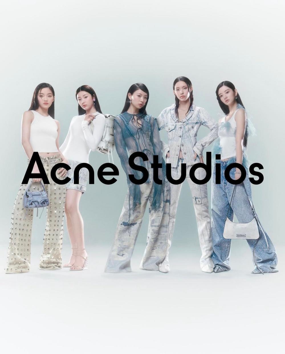 ILLIT登上Acne Studios 2024春夏系列形象大片。