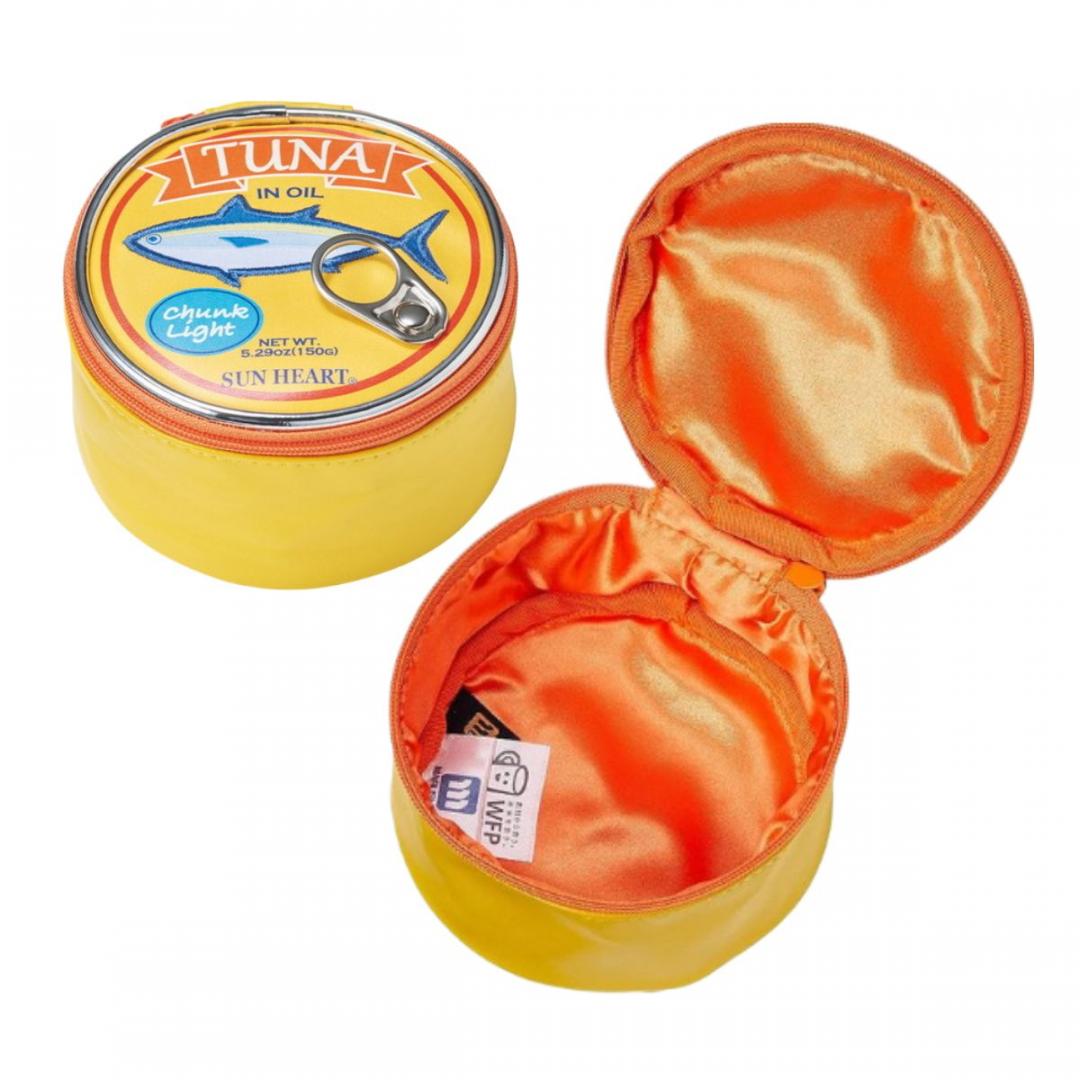 日本丸真yup!創意收納包-鮪魚罐頭，售價398元。以鮪魚罐頭原型來設計的一款收納包，皮革材質、圓筒設計，適合放置日常生活小物，也可當作化妝包使用。