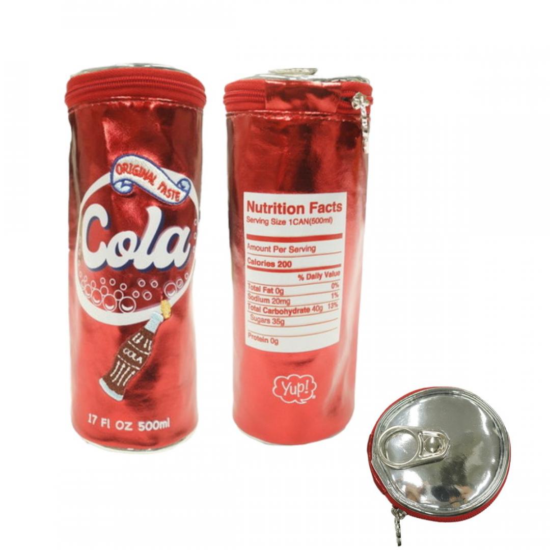 日本丸真yup!創意收納包-可樂，售價500元。夏天就要來罐可樂，飲料罐造型設計，以皮革製成呈現閃亮質感，外層還有精細的刺繡圖案，連小細節上十分精緻。