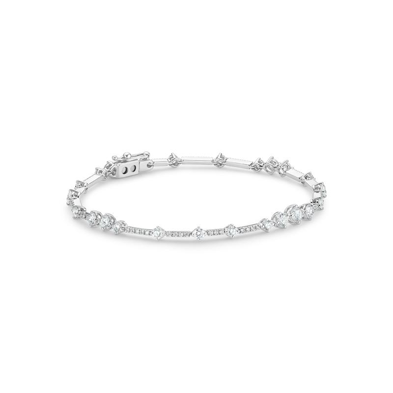 林品彤佩戴：De Beers Arpeggia 18K白金單行鑽石手鍊，550,000元。（De Beers提供）