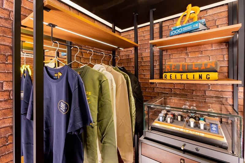 販售百年靈與澳洲手工重機暨精品服飾品牌DEUS聯名打造的BREITLING X DEUS周邊商品。（BREITLING提供）