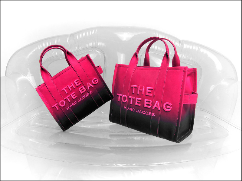 黑桃雙色漸層THE TOTE BAG托特包，小型10,900元（左）、中型12,900元（右）。