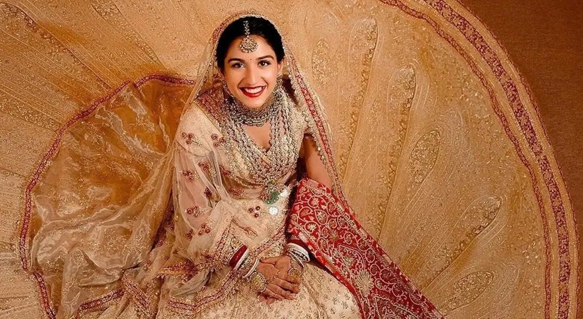 不怕翹臀金紅衣踩場！印度首富兒媳婚紗以「24K金線」繡成市價難估