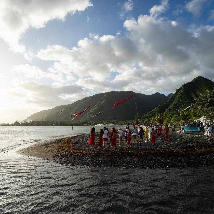 大溪地特奧胡波，舉辦衝浪比賽的祈福儀式。