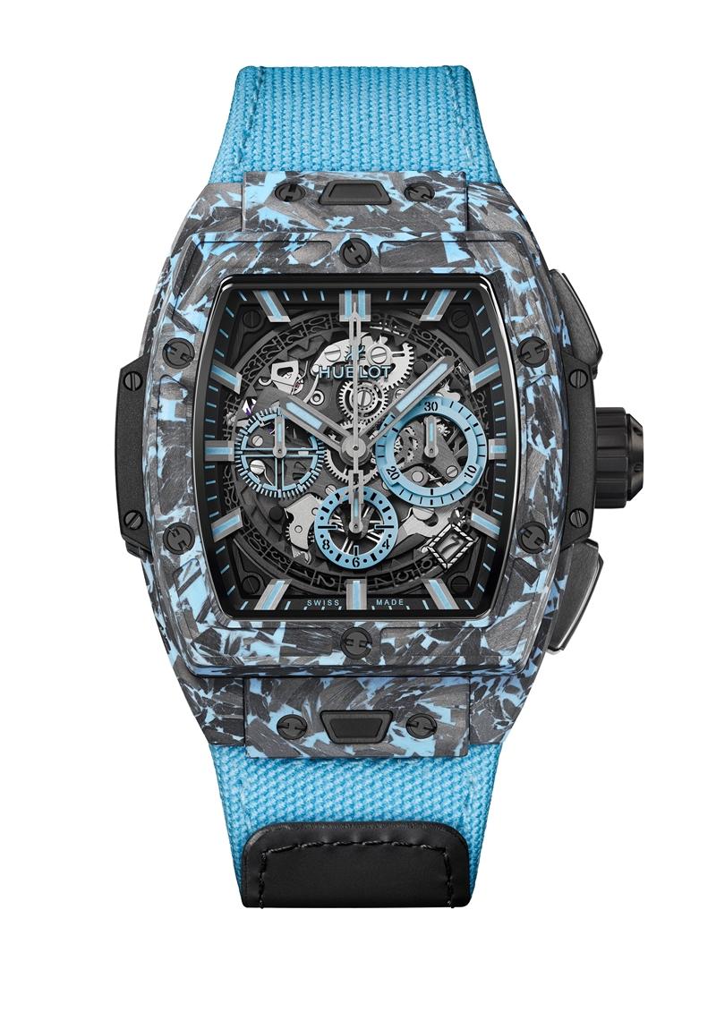 Hublot Spirit of Big Bang迷彩藍碳纖維計時碼錶，搭載HUB4700機芯自動上鍊機芯，霧面迷彩藍碳纖維錶殼，時間顯示、日期窗、計時功能，錶徑42mm，防水深度100米，1,026,000元，全球限量28只。（Hublot提供）