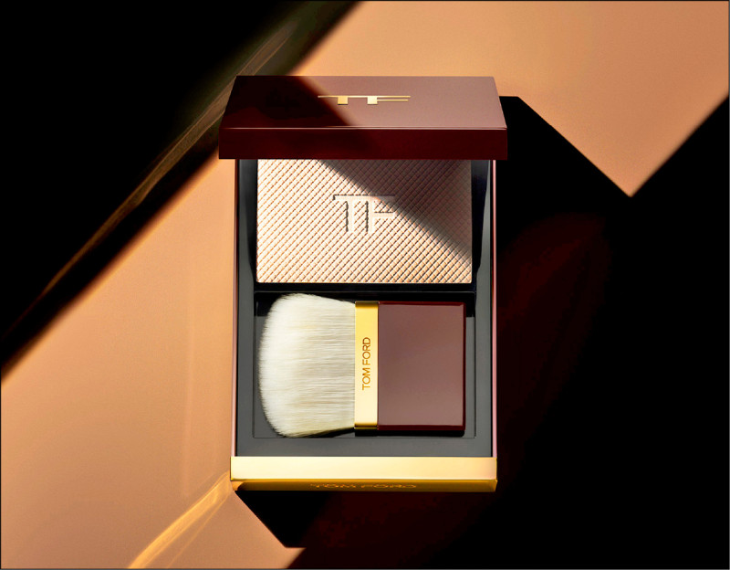 TOM FORD星光蜜粉餅，共兩色，各3,300元。