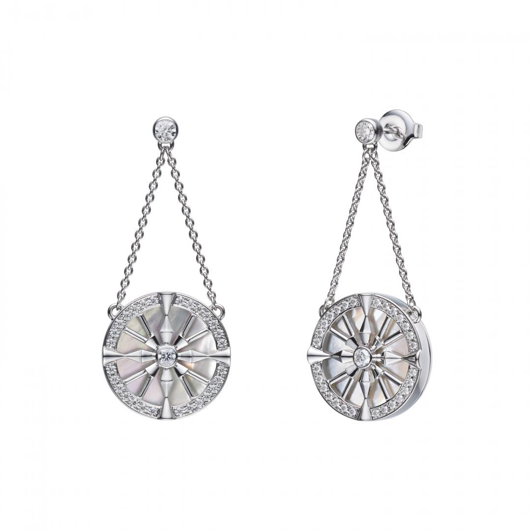 MIKIMOTO Lucky Arrows系列耳環，270,000元。(MIKIMOTO提供)