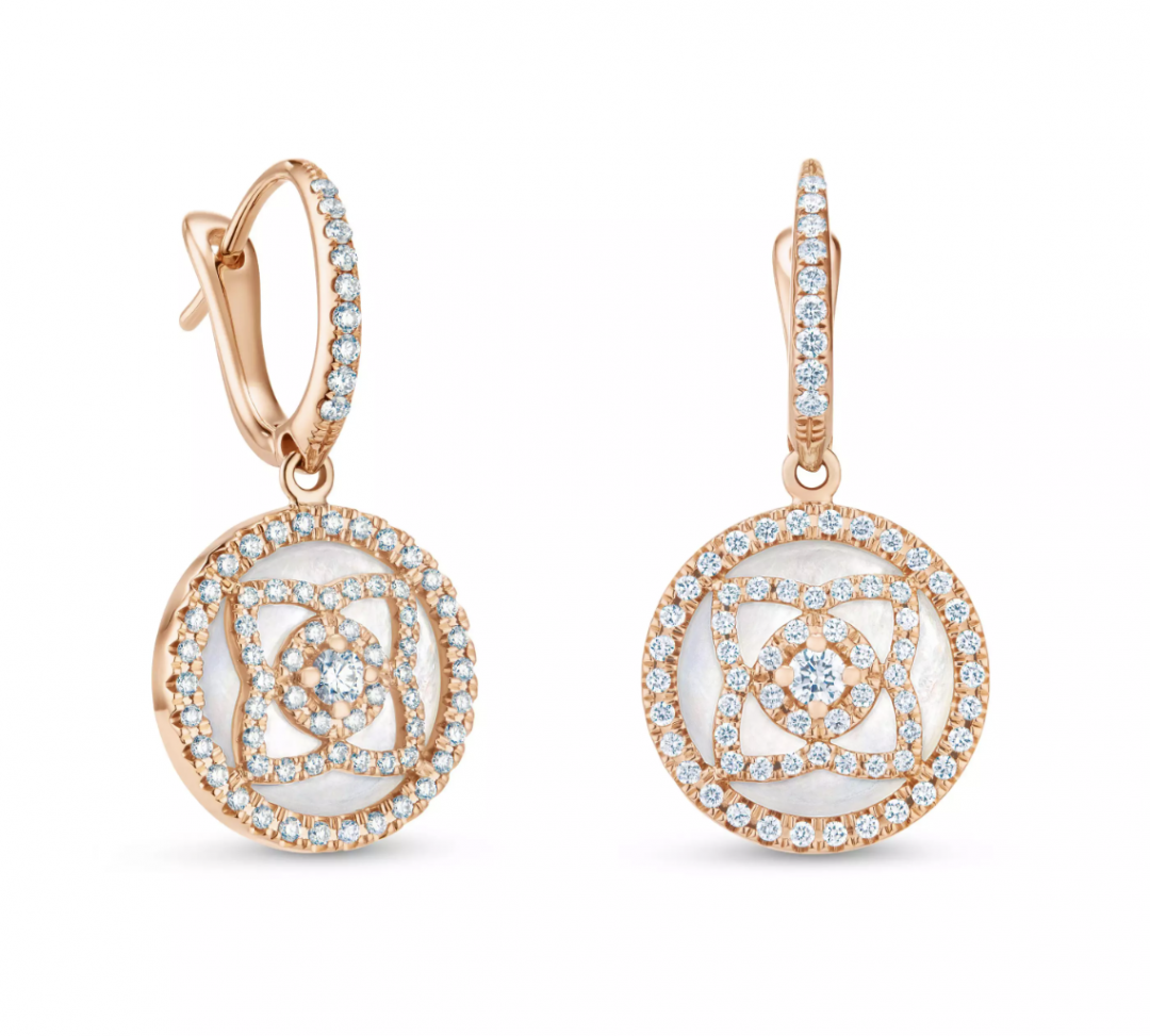 De Beers Enchanted Lotus系列玫瑰金珍珠貝母垂墜式耳環，192,000元。(De Beers提供)