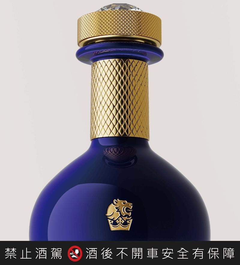 使用鑽石菱格酒頸與鑽石瓶塞呼應尊爵品味。（保樂力加提供）