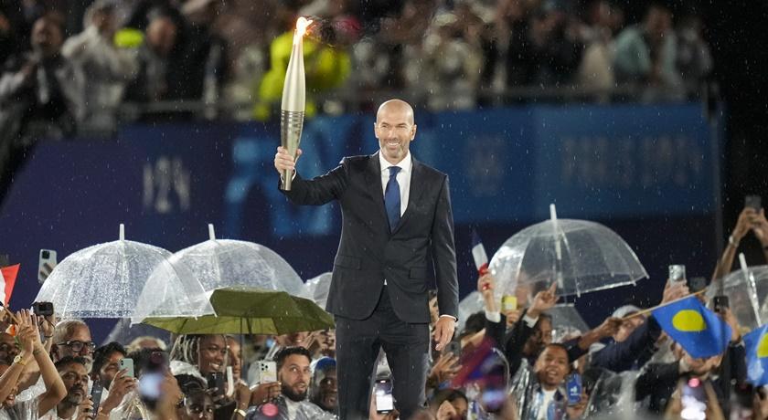 法國傳奇球星席丹(Zinedine Zidane）在巴黎奧運擔任第一位火炬手。(美聯社)