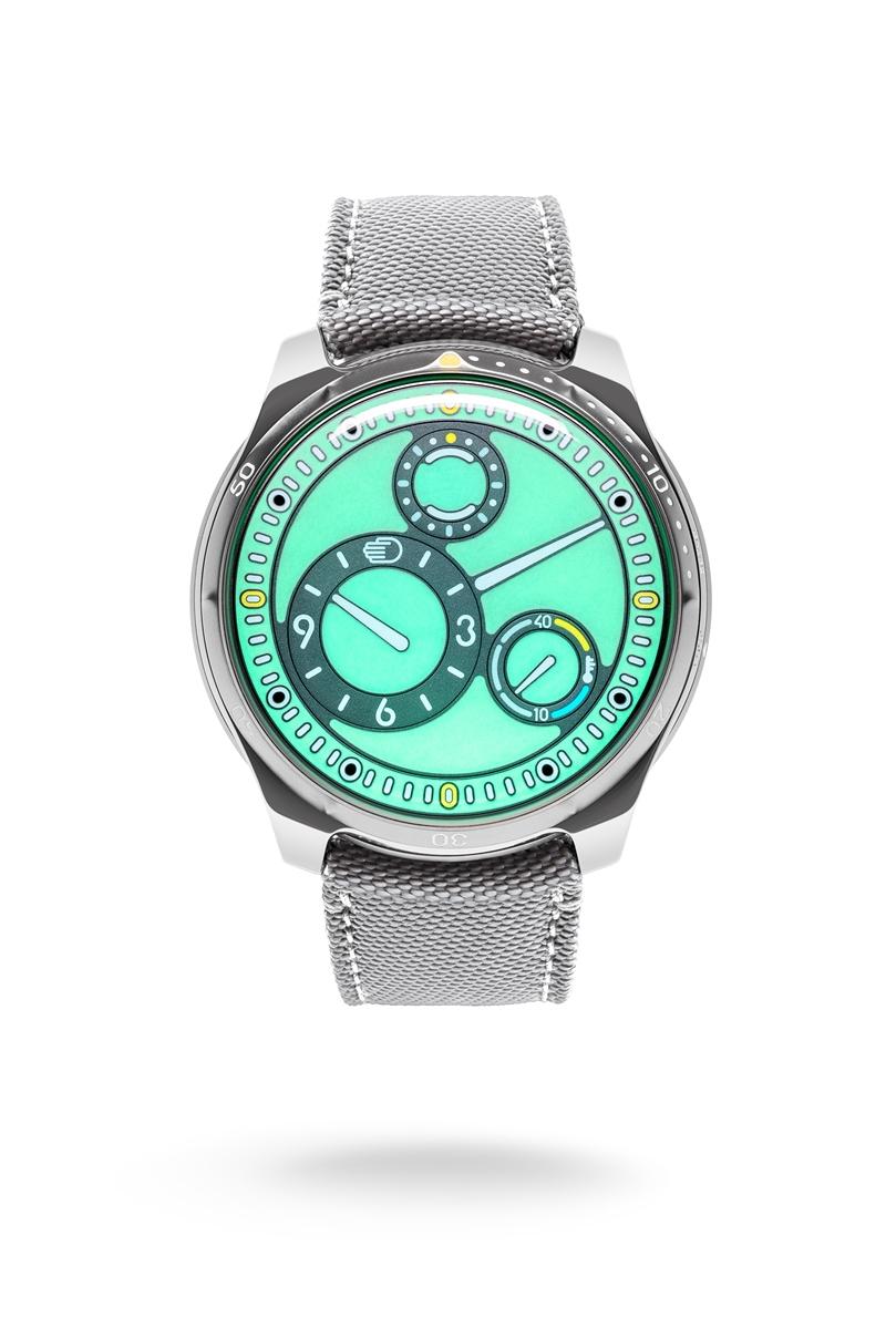 錶盤上鑲嵌Super-LumiNova®即便在黑暗中依舊可見強烈光芒。（SHH，Sincere Haute Horlogerie提供）