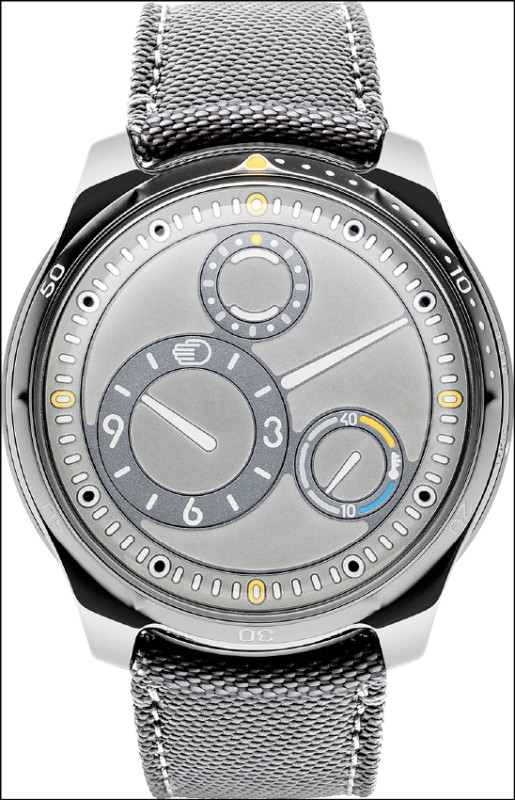 RESSENCE TYPE 5 L，錶盤上鑲嵌Super-LumiNova®，在黑暗中光芒仍清晰可見。五級鈦合金錶殼，錶徑46mm，防水深度100米，1,388,000元。